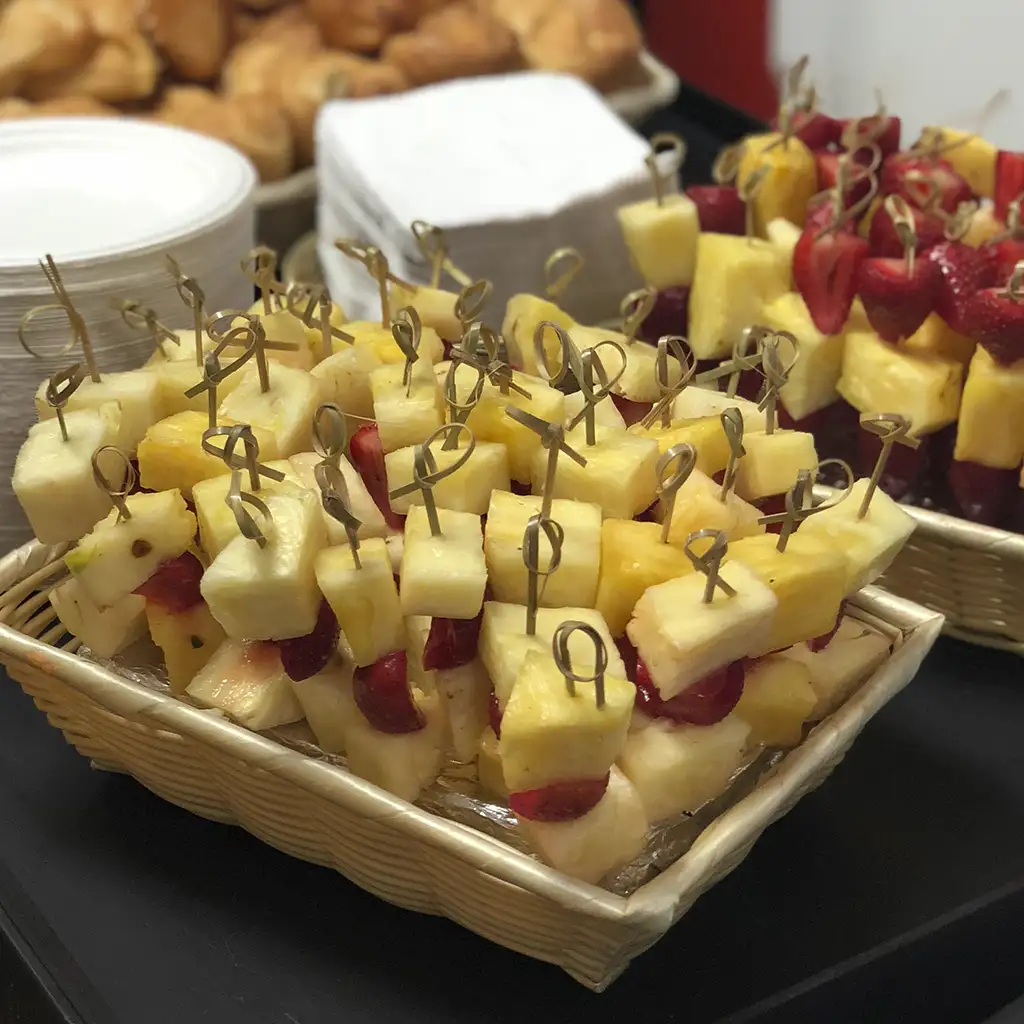 Estación de brochetas de frutas para eventos